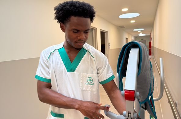 En Godfried treballa com a auxiliar d'infermeria (3Cat/Alba Martínez Miralpeix)