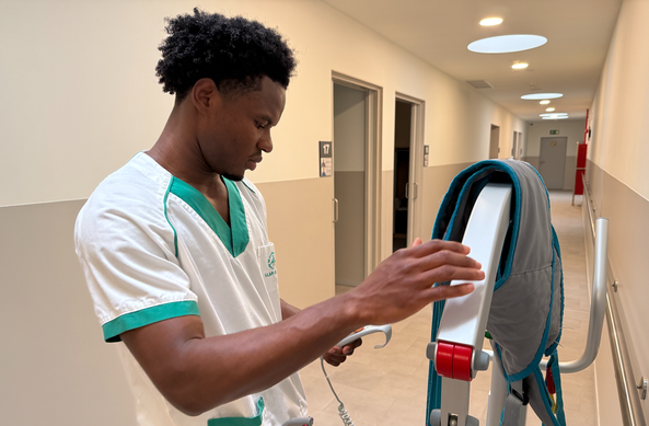 Godfried Toboh treballant com a auxiliar d'infermeria (3Cat/Alba Martínez Miralpeix)