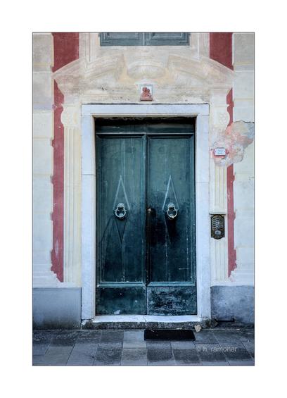 Das Bild zeigt eine Eingangstür eine Wohnhauses. 