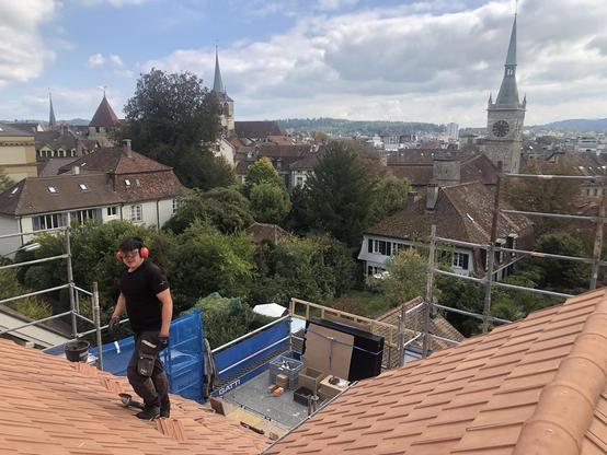 Solarmonteur auf Dach