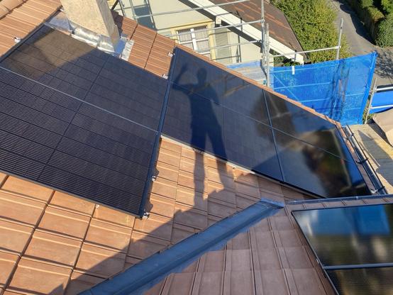 Solaranlage mit Schatten eine:r Solarteur:in