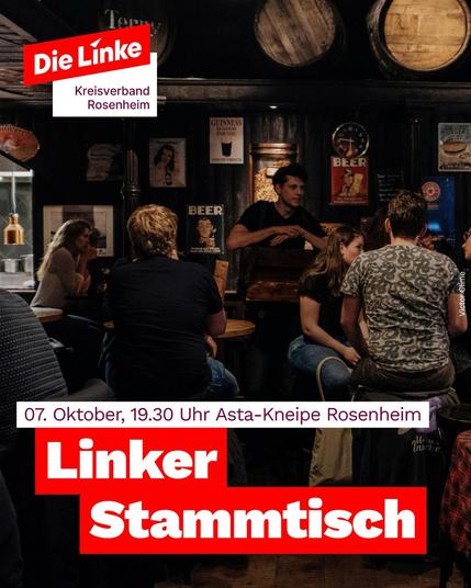 Einladungsplakat: Hintergrund ist ein Foto, das Leute zeigt, die in einer Kneipe auf Hockern an runden Holztischen sitzen. An der Wand sind alte Bier-Werbungen zu sehen, auf einer Ablage über den Köpfen sind Holzfässer gelagert. Das Ganze sieht etwas nach Pub aus, die Szene ist eher dunkel, macht aber einen gemütlichen, ungezwungenen Eindruck. Über das Bild ist in weißen bzw. roten Kästen Schrift gelegt, die kontrastierend weiß oder violett ist: „07. Oktober, 19.30 Uhr Asta-Kneipe Rosenheim, Linker Stammtisch“, dazu links oben auf der Seite der Logo-Schriftzug von Die Linke mit dem Zusatz „Kreisverband Rosenheim“.