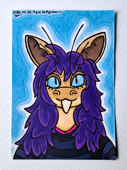 Portrait de Myno, une Yinglet aux cheveux violets très fluffy, regardant de yeux aux pupilles fines et aux blancs bleus vers la caméra d'un regard affirmé et calme ; elle porte un long t-shirt rayé noir et bleu, ainsi qu'un dessous rose fluo partiellement visible ; sur fond bleu.