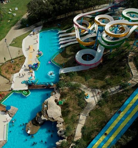 The secrets of a water park: more than just slides and pools
There is much more behind the experiences and fun provided by water park attractions. Discover it!