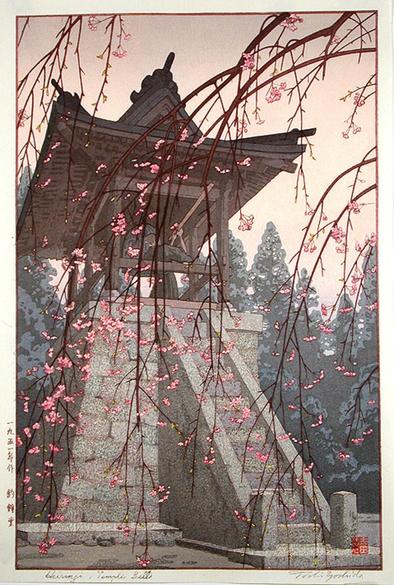 Grabado ukiyo-e de una escena, en primer plano, tras las ramas con flores de un árbol que cruzan por todo el cuadro, se ve un torreon de piedra con una escalera con un tejadillo de madera. En el interior un hombre con una vara golpea una campana suspendida. Tras el torreon se ve una hilera de árboles y un cielo blanco grisáceo.