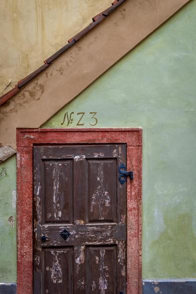 👁️ An early Renaissance house number painted onto the plaster of an old craftsman’s cottage crammed under a roof
📍 Zlatá ulička (Golden Lane), Prague Castle
📅 9 Jun 2024
📸 Nikon D5600
⚪️ Nikkor DX 35 mm ƒ1.8G
🎞️ ISO 160, ƒ8, -1 ev, 1/250s 