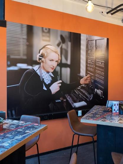 Historisches Innenfoto im ehemaligen Philips-Gebäude am Strijp-S, es hieß früher SEY. Bis 1978 beherbergte es die Eindhovener Telefonzentrale mit den Telefonisten im 1. Stock. Es zeigt eine Telefonistin an einem Handvermittlungsschrank. 

https://www.thisiseindhoven.com/de/standorte/die-alte-telefonzentrale