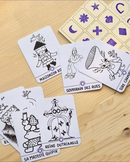 Cartes illustrée sur table en bois