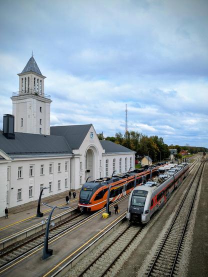 Umstieg im estnischen Grenzbahnhof Valga vom litauischen Pesa-Triebewagen zum Stadler-DMU von Elron.
