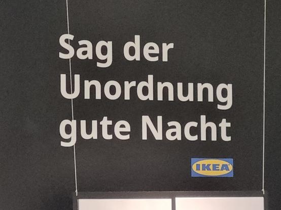IKEA-Werbetafel mit der Aufschrift "Sag der Unordnung gute Nacht"