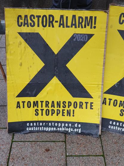 Schild: "X - Atomtansporte stoppen. castor-stoppen.de - castorstoppen.noblogs.org"