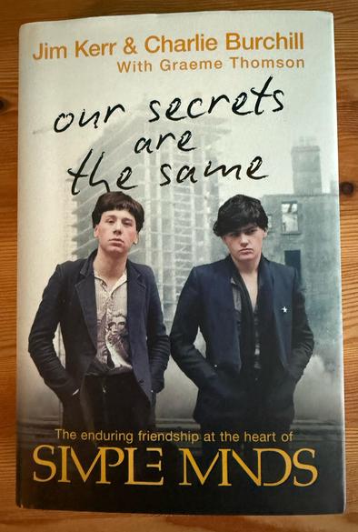 Meine Ausgabe des Buchs "Our Secrets are the Same" von Jim Kerr und Charlie Burchill von der Band Simple Minds.