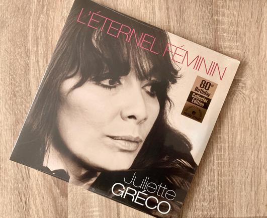 Man sieht das Cover des Albums 'L'éternel Féminin' von Juliette Gréco. Auf dem Cover ist der Kopf von Juliette Gréco zu sehen. 
