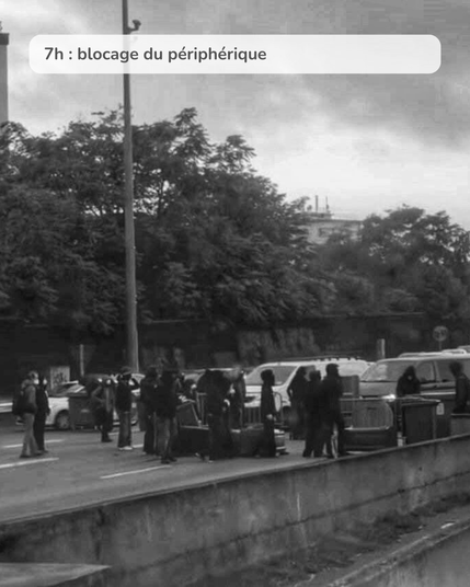 Photo du blocage du périphérique. Une quinzaine de personne rassemblée sur le périphérique organisant un barrage filtrant avec des poubelles et des barrières.