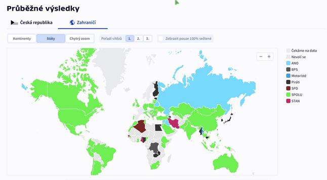 World map displaying preliminary Czech election results from abroad (“Zahraničí”), with countries color-coded by the political party that received the most votes from Czech citizens living there. The legend identifies party colors: ANO (light blue), BPS (gray), Motoristé (black), Piráti (green), SPD (dark blue), SPOLU (red), and STAN (pink). The interface includes filters for continents, countries, smart zoom, and ranking toggles labeled “1.”, “2.”, “3.”, as well as a checkbox to show only fully counted results.