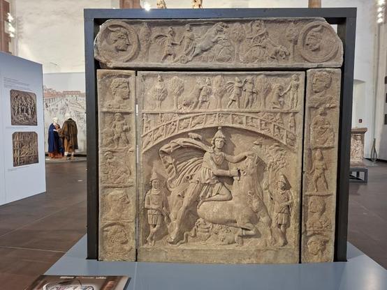 Das Foto zeigt das drehbare Mithras-Kultbild aus dem archäolog. Museum Ffm - zu sehen ist Mithras, wie er den Stier tötet...