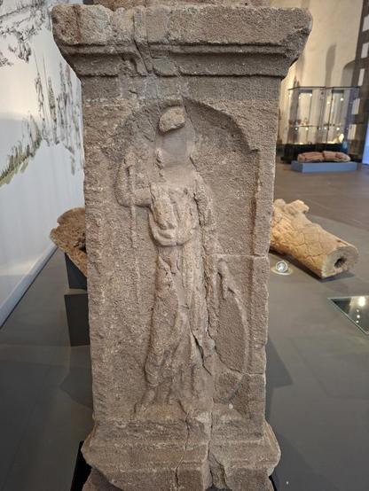 Das Foto zeigt einen sogenannten "Viergötterstein" - die Basis einer Jupitergigantensäule. Zu erkennen ist die Göttin Minerva, dargestellt mit Schild und Speer