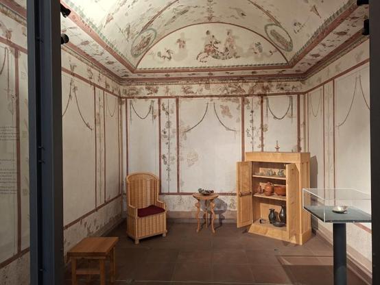 Foto des rekonstruierten "Freskenraums", der in Nida (Frankfurt-Heddernheim) gefunden wurde... Die Wandmalereien des vermutlich als Esszimmer genutzten  Raumes wurden gemäß der Funde ergänzt und ergeben ein helles, luftiges Ambiente. Die Fresken sind von recht ordentlicher Qualität und stellen die 4 Jahreszeiten dar.