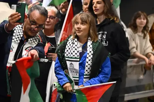 La militante suédoise Greta Thunberg (C) a expulsé, après avoir été arrêtée à bord d'un bateau d'aide pour Gaza avec d'autres militants pro-palestiniens qui ont été emmenés à l'aéroport Ben Gourion pour expulsion le 10 juin 2025.