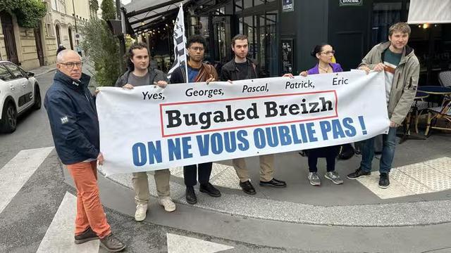 Des membres de l'Union démocratique bretonne à Paris le 28 mai 2025 pour demander la levée du secret-défense sur le naufrage du Bugaled Breizh