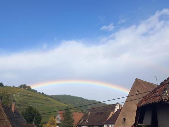 Un arc-en-ciel au dessus de la montagne.