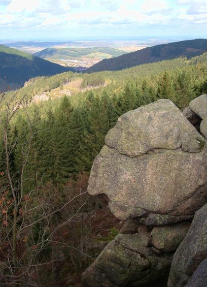 Der sogenannte "Alte vom Berge", ein faszinierendes Felsgesicht im Harz. Das ernste, nachdenkliche Antlitz befindet sich bei den Kästeklippen oberhalb des Oker-Tals; im Hintergrund am Talausgang sieht man den Ortsrand von Goslar.