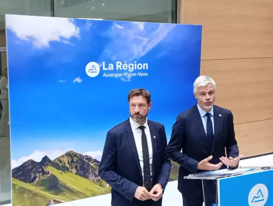 Le candidat, choisi par Laurent Wauquiez lui-même pour prendre la tête de la deuxième région la plus peuplée de France (8,1 millions d'habitants), a bénéficié de la large majorité constituée par le groupe LR et ses alliés de droite et du centre