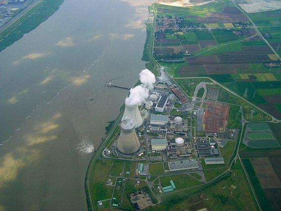 Luftbild des Kernkraftwerks Doel in Belgien
Autor: Wwuyts
Lizenz: CC BY-SA 3.0