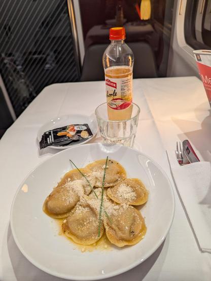 Plat du wagon restaurant suisse - cappelleti à la burrata et tomate.