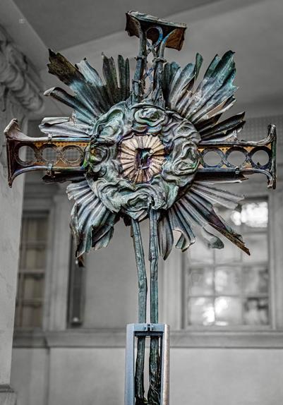👁️ The remnants of the original gilded iron cross that had been atop Dresden’s Frauenkirche (Church of Our Lady) until the firebombing of the city in 1945. The church was rebuilt in the 2000s from what could be salvaged from the original
📍 Frauenkirche, Dresden
📅 12 Jun 2024
📸 Nikon D5600
⚪️ Nikkor DX 35 mm ƒ1.8G
🎞️ ISO 6400, ƒ4.5, -0.7 ev, 1/125s 