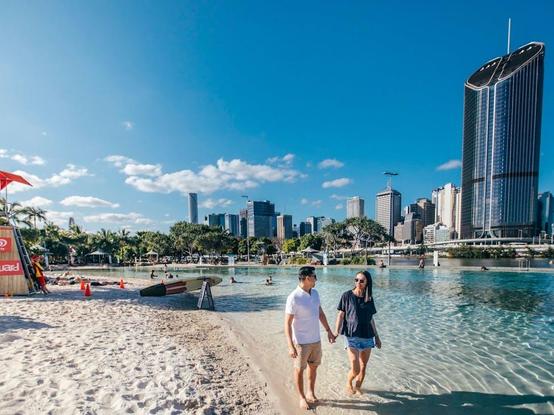 An artificial beach in Brisbane, Australia
A stretch of white sand caressed by the crystal-clear waters of a lagoon, surrounded by palm trees and subtropical vegetation.