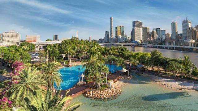 An artificial beach in Brisbane, Australia
A stretch of white sand caressed by the crystal-clear waters of a lagoon, surrounded by palm trees and subtropical vegetation.