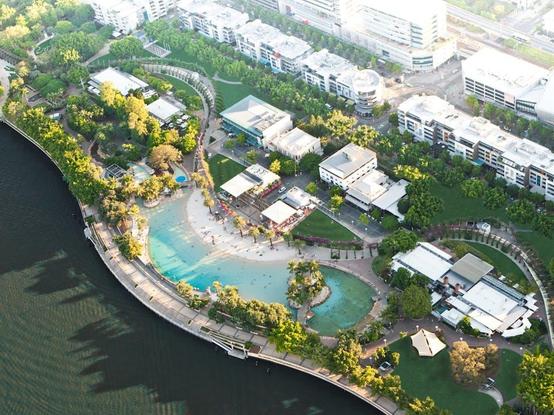 An artificial beach in Brisbane, Australia
A stretch of white sand caressed by the crystal-clear waters of a lagoon, surrounded by palm trees and subtropical vegetation.