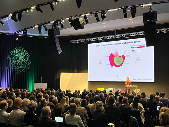 Kira Vinke auf dem Podium bei der klimaaktiv Konferenz
