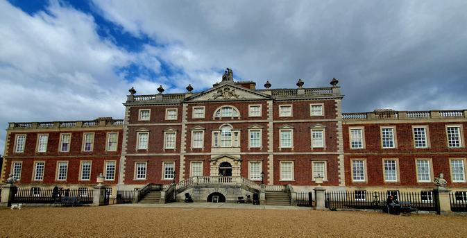 Herrenhaus, Dutzende Fenster, 200 Jahre alt