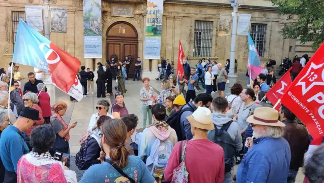 Plusieurs dizaines de personnes se sont réunies devant l'hôtel de ville samedi 4 octobre pour protester contre la soirée "Le Provence pour le bien commun". 