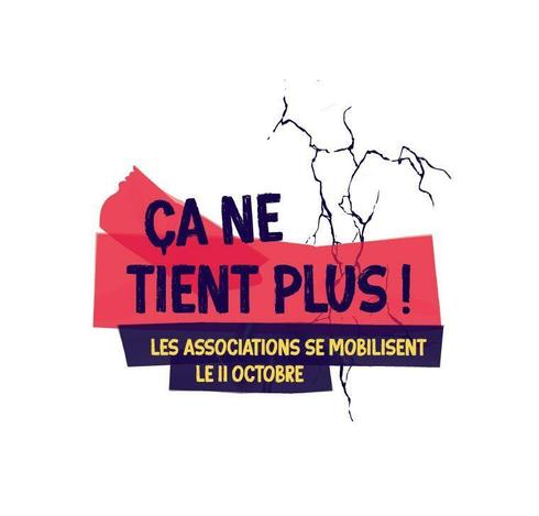 Le texte "ça ne tient plus les associations se mobilisent le 11 octobre" sur fond blanc, avec des fissures noires