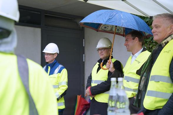 Wgon Leo Westphal, CEO Bayernwerk, Dr. Florian Herrmann, Leiter Staatskanzlei, Prof. H. Reiser, LRZ. Foto: LRZ
