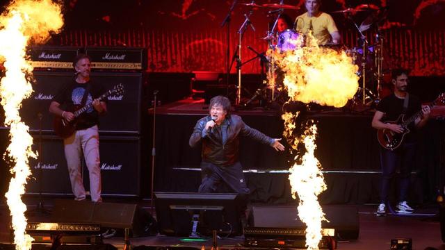 Le président argentin Javier Milei chante lors de la présentation de son nouveau livre « La construction du miracle » à Buenos Aires, le lundi 6 octobre 2025.