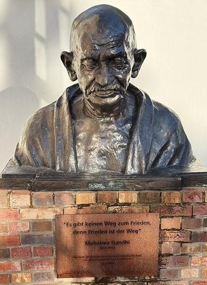 Inschrift auf einer Büste von Mahatma Gandhi: "Es gibt keinen Weg zum Frieden, denn Frieden ist der Weg"