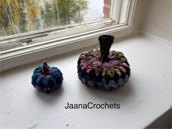 Colourful crochet pumpkins 