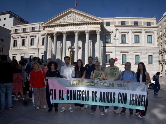 Concentració contra el comerç d'armes amb Israel, aquest dimarts a l'exterior del Congrés dels Diputats (Europa Press/Eduardo Parra)