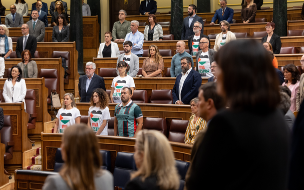 Minut de silenci al Congrés per les víctimes en el conflicte a Gaza, amb diversos diputats de Sumar portant samarretes de suport a Palestina (Europa Press/Eduardo Parra)