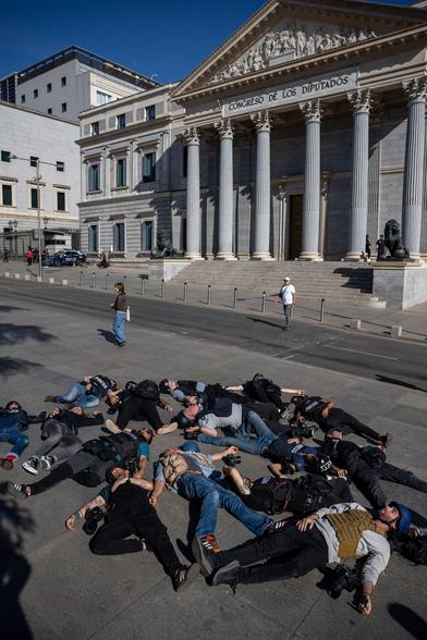 Protesta a l'exterior del Congrés dels Diputats contra les morts de periodistes a la guerra de Gaza (EFE/Daniel González)