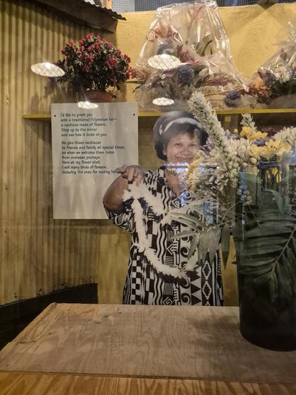 d like to greet you with a traditional #Polynesian hal-a necklace made of flowers. Step up to the mirror and see how it looks on you.

We give these necklaces to friende and family at special times, as when we welcome them home from overseas journaye. Here at my flower stall, I sell many kinds of flowers, Including the onos for making hot