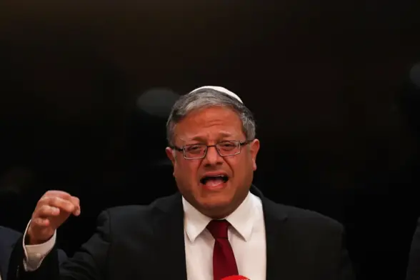 Ben-Gvir : ce criminel de guerre favorable à l’extension du génocide à la Cisjordanie estime « qu’une approche différente aurait dû être adoptée : Je pense qu’ils devraient être détenus ici pendant plusieurs mois, dans une prison israélienne, afin qu’ils se familiarisent avec l’odeur du quartier pénitentiaire pour terroristes.