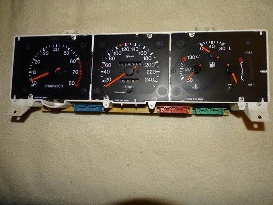 Citroed XM dashboard cluster, left gauge is tachometer, center gauge - speedometer with odometer and trip odometer, right cluster is combination of 3 gauges: engine coolant temperature in °C, oil level in engine (works with ignition on and few seconds when engine started) and fuel tank gauge.
Fuel tank gauge marked: 0|||40|||80 in litters. Most amazing way to keep driver informed how far you can go, and how much it will need to refuel tank.