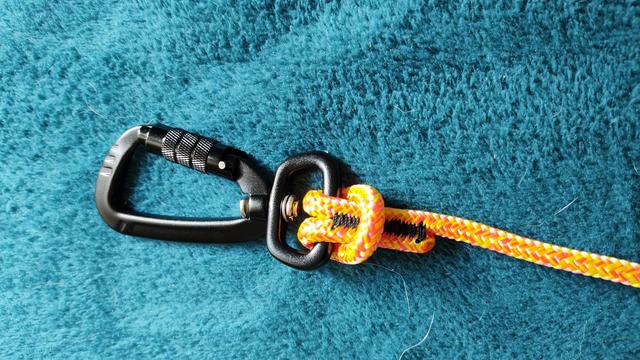 In den schwarzen Twist-Lock-Karabiner eingefädelte orange-farbene Leine.