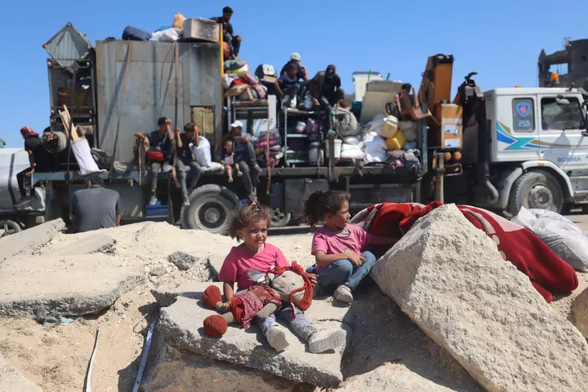 UNICEF/UNI863960/El Baba Thousands of Palestinian families flee Gaza City toward the southern part of the Gaza Strip amid heavy bombardment and evacuation order. 15 September 2025
