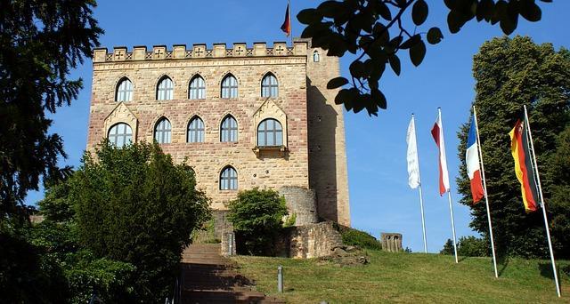 Hambacher Schloss Bild von Wolfgang Bantz auf Pixabay